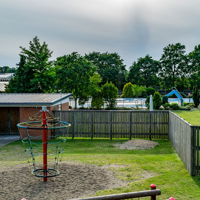 Bild vergrößern: Freibad und Spielplatz