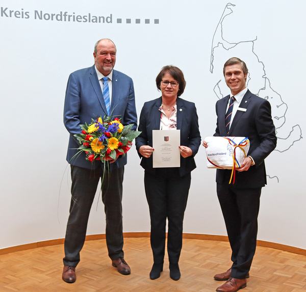 Bild vergrößern: Bettina Sprengel mit Vertretern des Kreises Nordfriesland